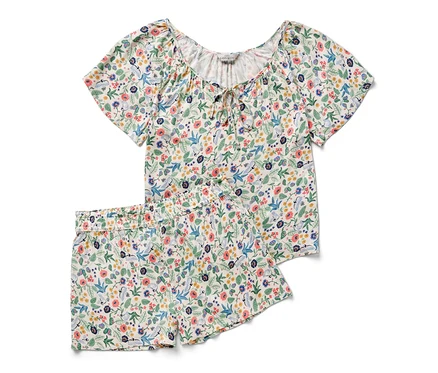 Çiçek desenli şortlu pijama takımı.