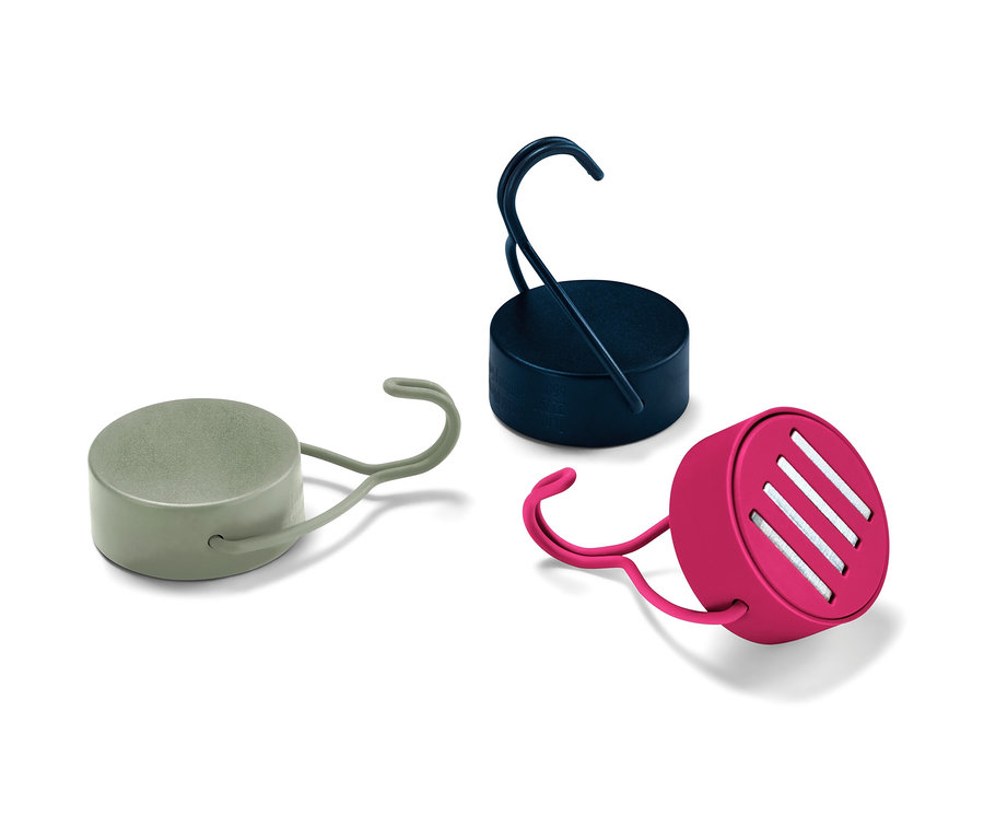 Beyaz arka planda yeşil, lacivert ve pembe renklerde üç adet mıknatıslı askı.