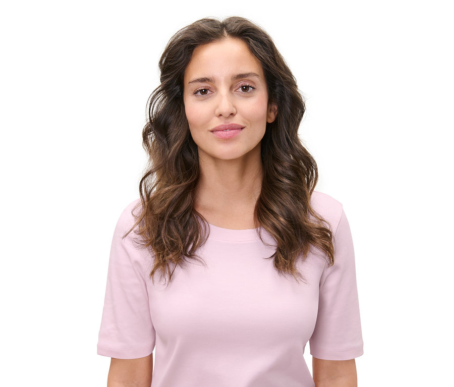 Dalgalı saçlı bir kadının portresi. Bu saç stilini oluşturmak için görünüşe göre Isısız Bigudi kullanılmış.