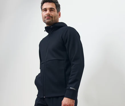 Adam koyu lacivert Fonksiyonel Sweat Ceket ile poz veriyor.