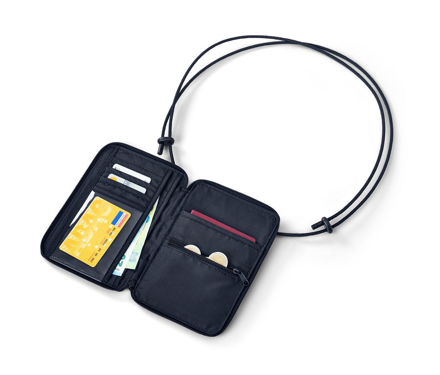 Açık, çeşitli bölmeleri olan ve içinde banknot, bozuk para, kredi kartı ve pasaport bulunan siyah boyun çantası.
