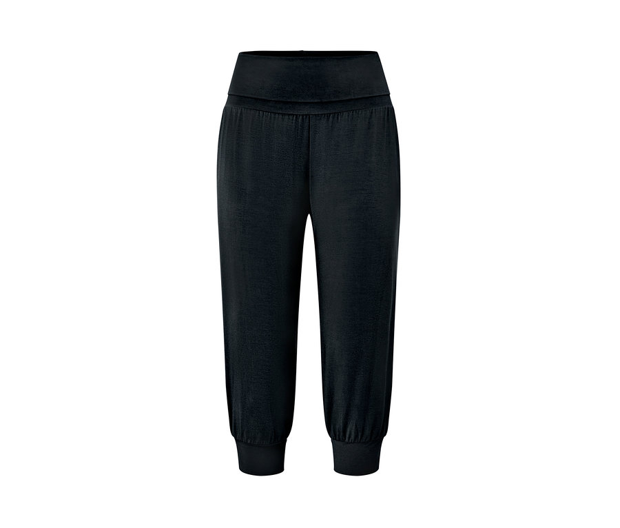 Siyah renkli 3/4 yoga pantolonu.