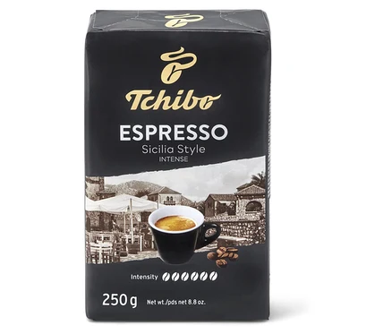 250 g Tchibo Espresso Sicilia Style çekilmiş kahve paketi. Ambalajda bir fincan espresso ve Sicilya kafesi resmi bulunur.