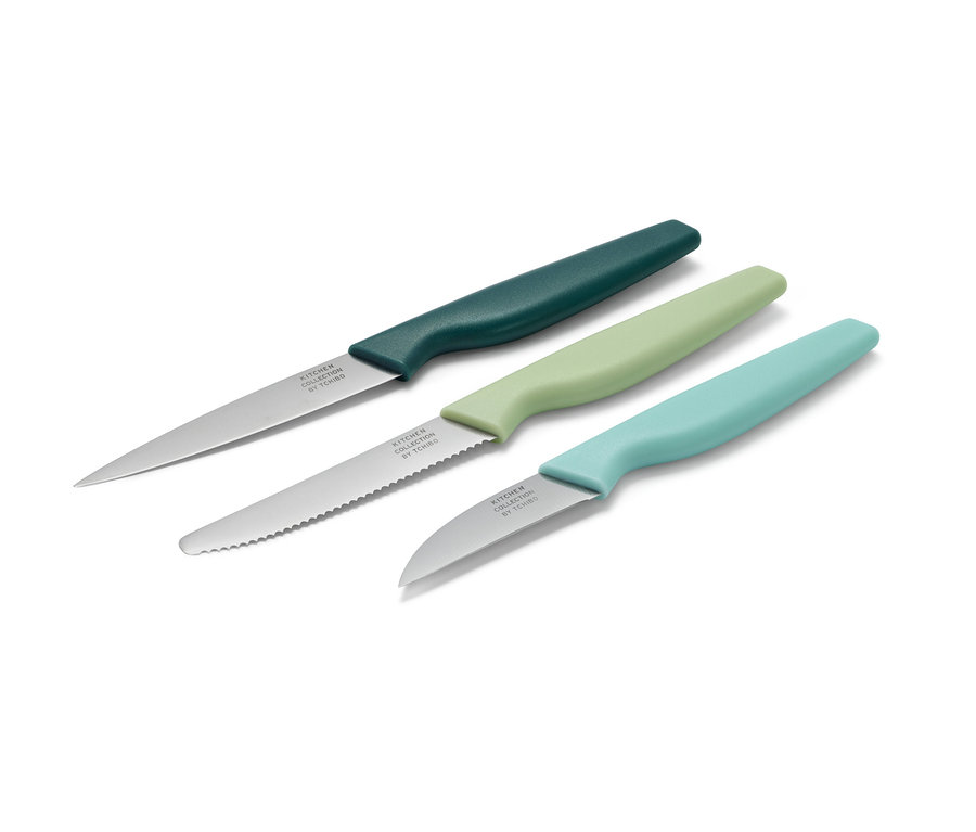 Renkli saplara sahip üç mutfak bıçağı.