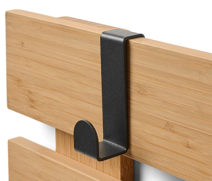 Esnek kancalı ve tabanlı duvar rafının yakın çekim görüntüsü.