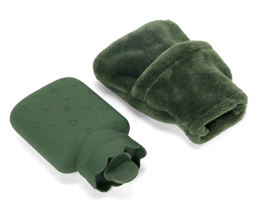 Yıldızları olan yeşil bir lastik su şişesi, yeşil tüylü bir su şişesi kılıfının yanında duruyor.