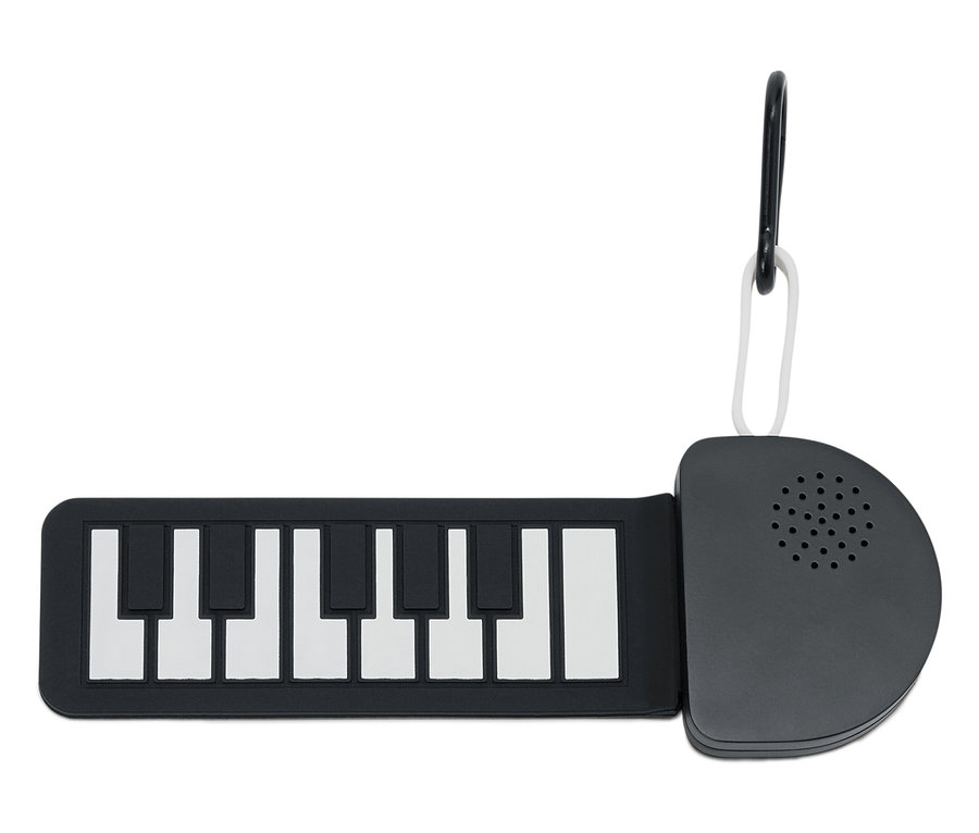 Karabinalı siyah beyaz mini piyano.