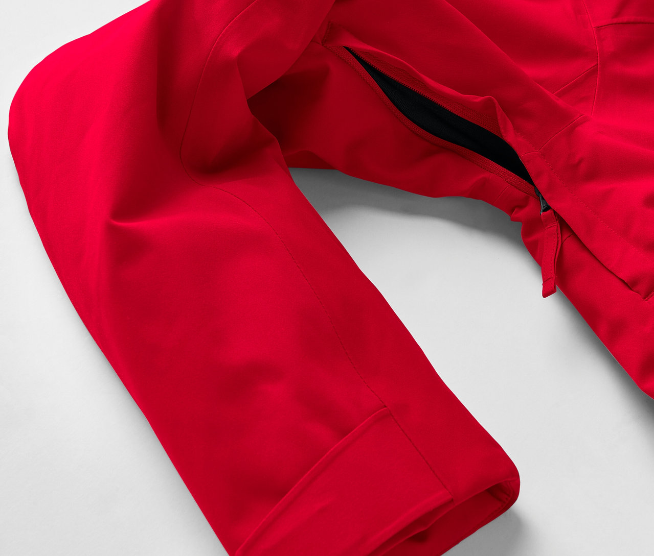 Kol ve fermuarlı cepli kırmızı bir ceketin detayı.