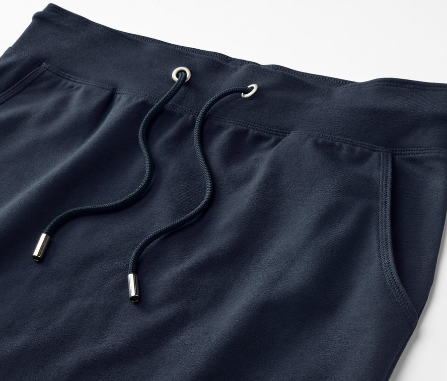 Büzgülü, lacivert bir Sweat Etek detayı.