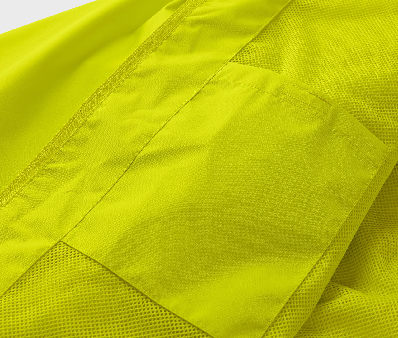 Cepli sarı yağmurluk detayı.