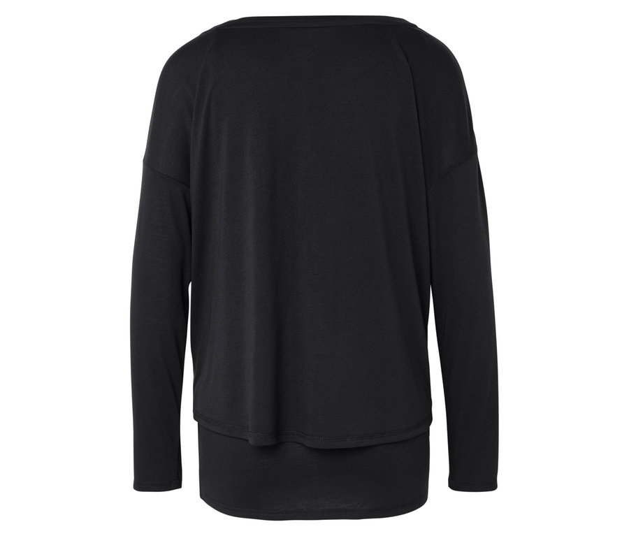 Siyah, uzun kollu kadın bluzu.