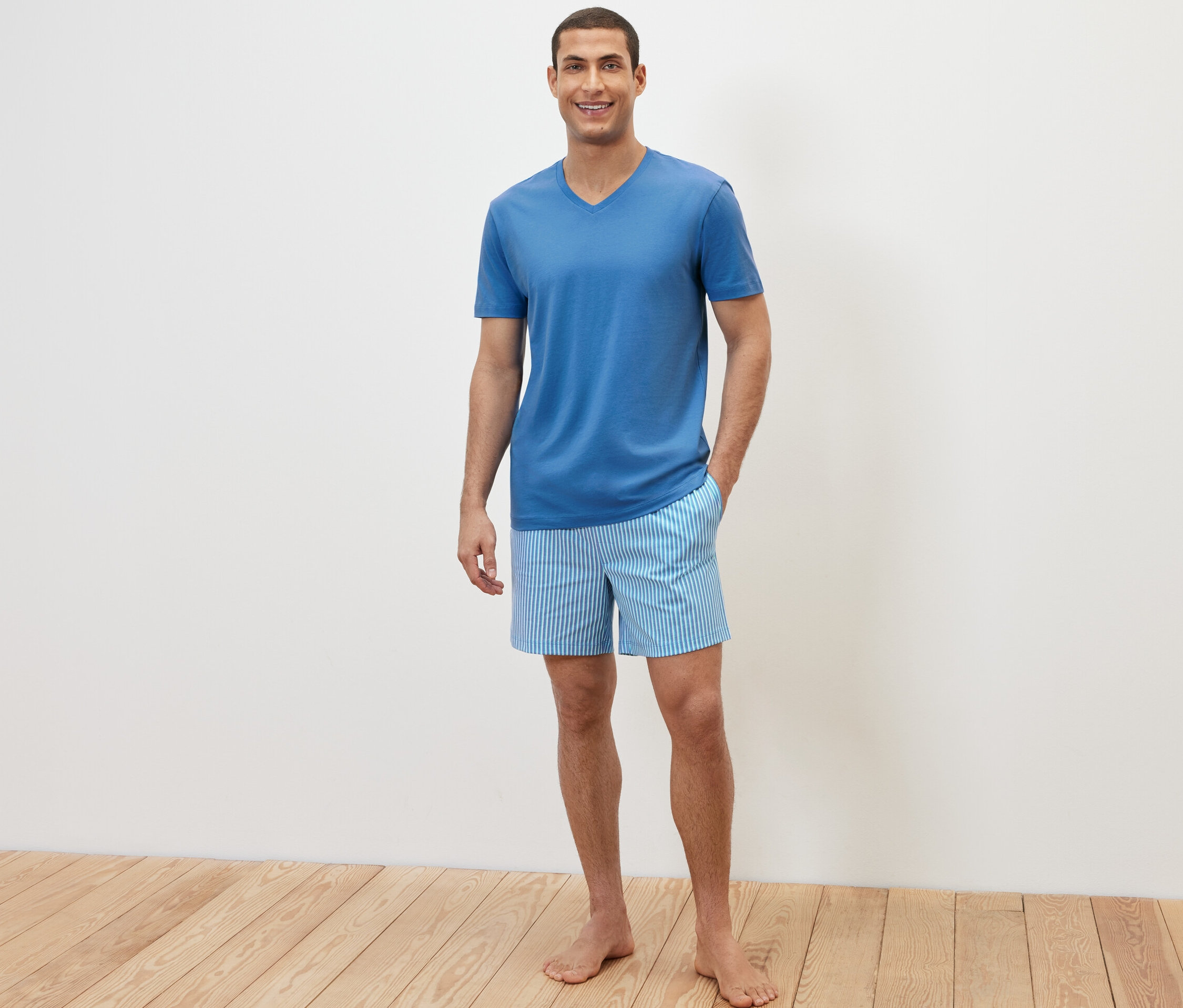 Adam kısa pijama takımıyla poz veriyor.