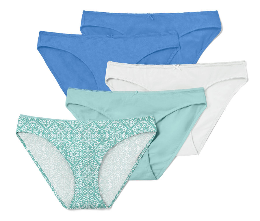 Beş adet çok renkli slip üst üste duruyor.