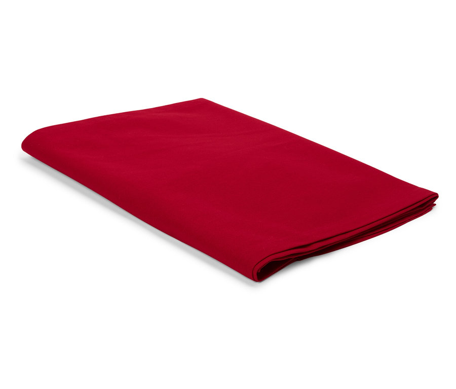 Beyaz bir arka plan üzerinde katlanmış kırmızı bir kumaş.