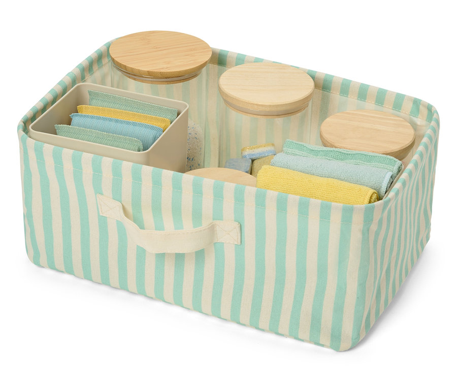 Beyaz ve mavi çizgili, cam kavanozlar, bezler ve bir düzenleyici ile dolu, alçak katlanabilir düzenleme kutusu.