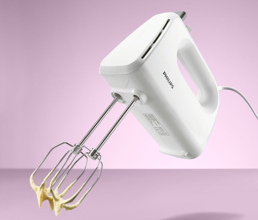 Üzerinde sarı hamur olan paslanmaz çelik çırpıcıları olan beyaz Philips El Mikseri HR 3706.