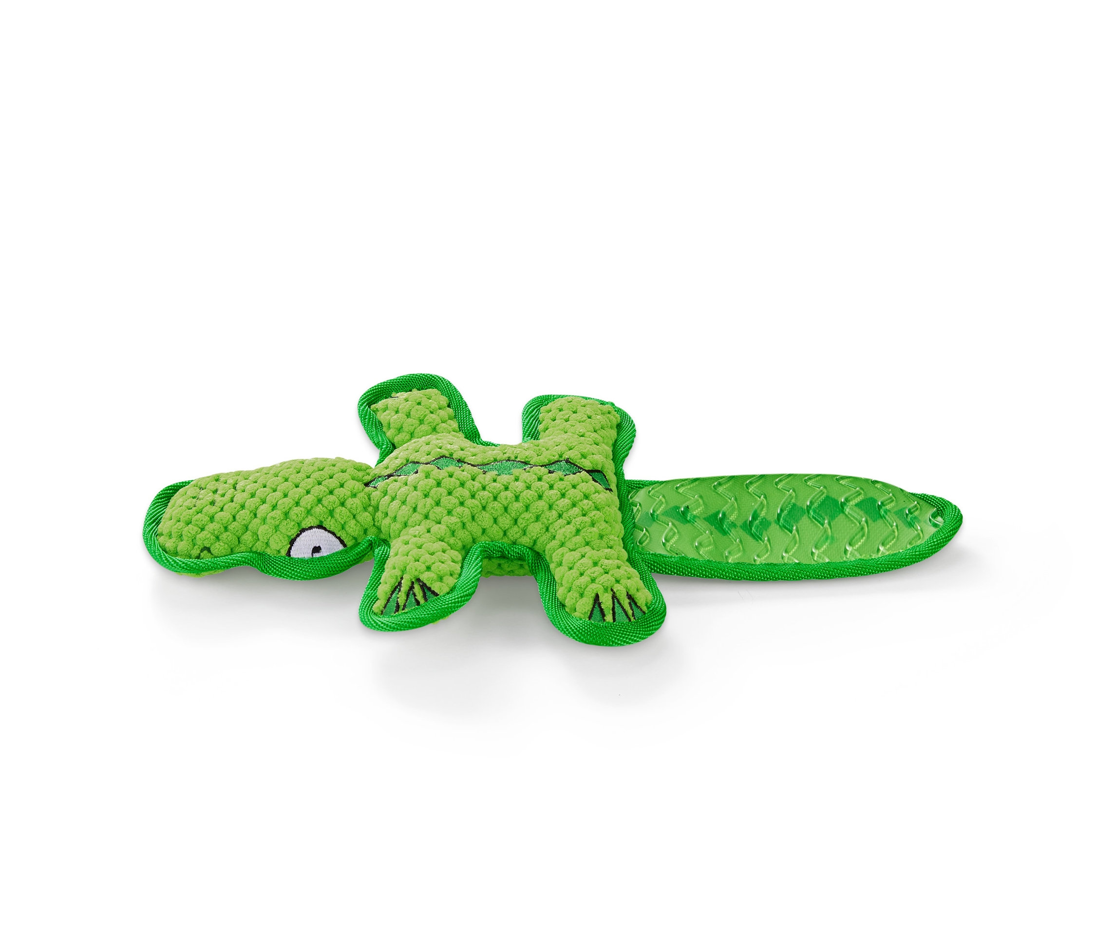 Yeşil timsah şeklinde bir pelüş köpek oyuncağı beyaz bir arka plan üzerinde duruyor.