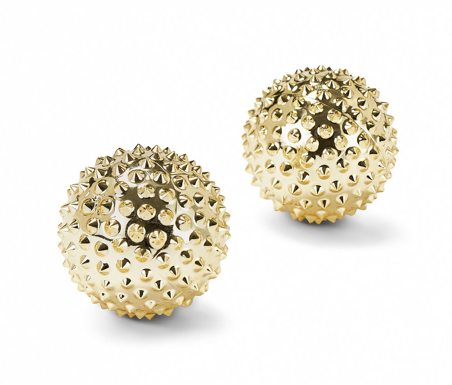 Beyaz arka planda iki adet altın parmak jimnastik topu.