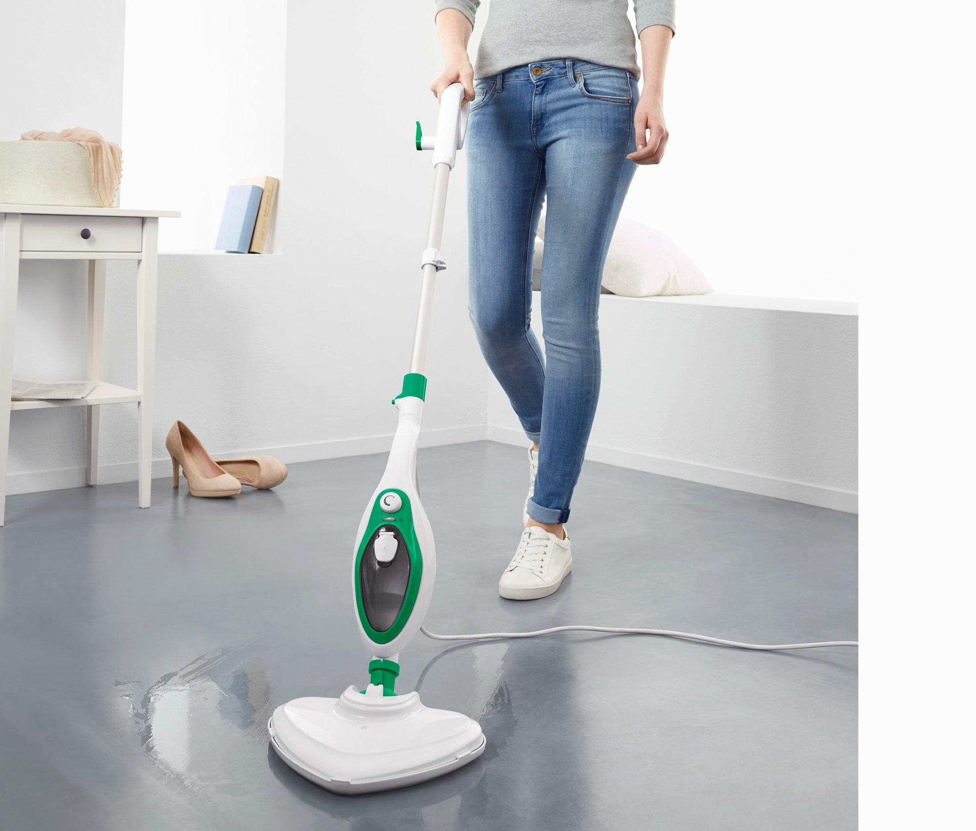 Kadın yerde Çok Fonksiyonlu Buharlı Paspas kullanıyor.