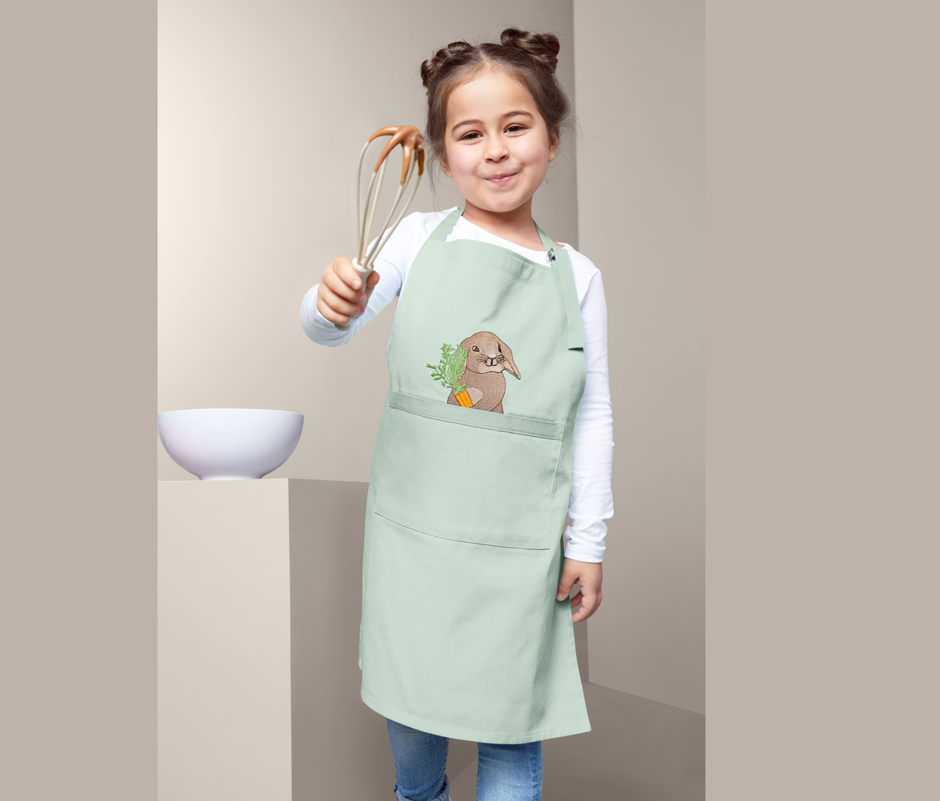 Çocuk çırpıcı tutuyor, Çocuk Mutfak Önlüğü giyiyor.
