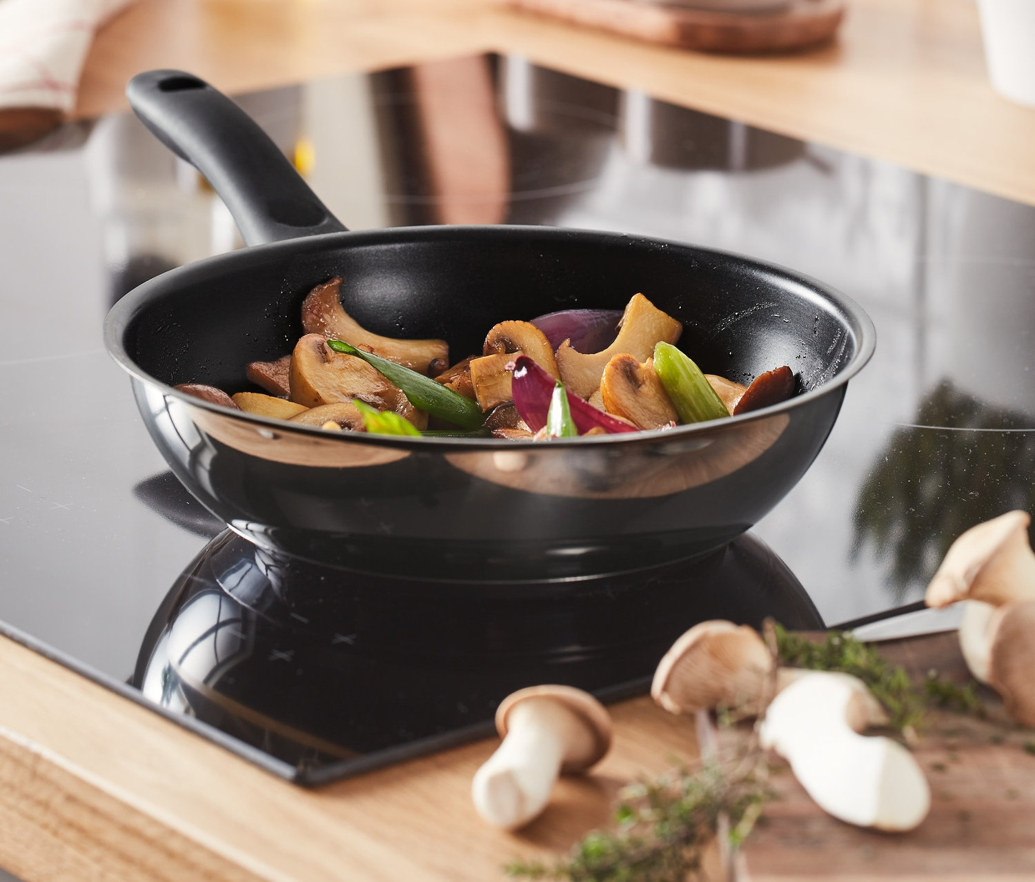 Ocakta sebzelerin kızartıldığı yaklaşık 20 cm çapında paslanmaz çelik tava duruyor.