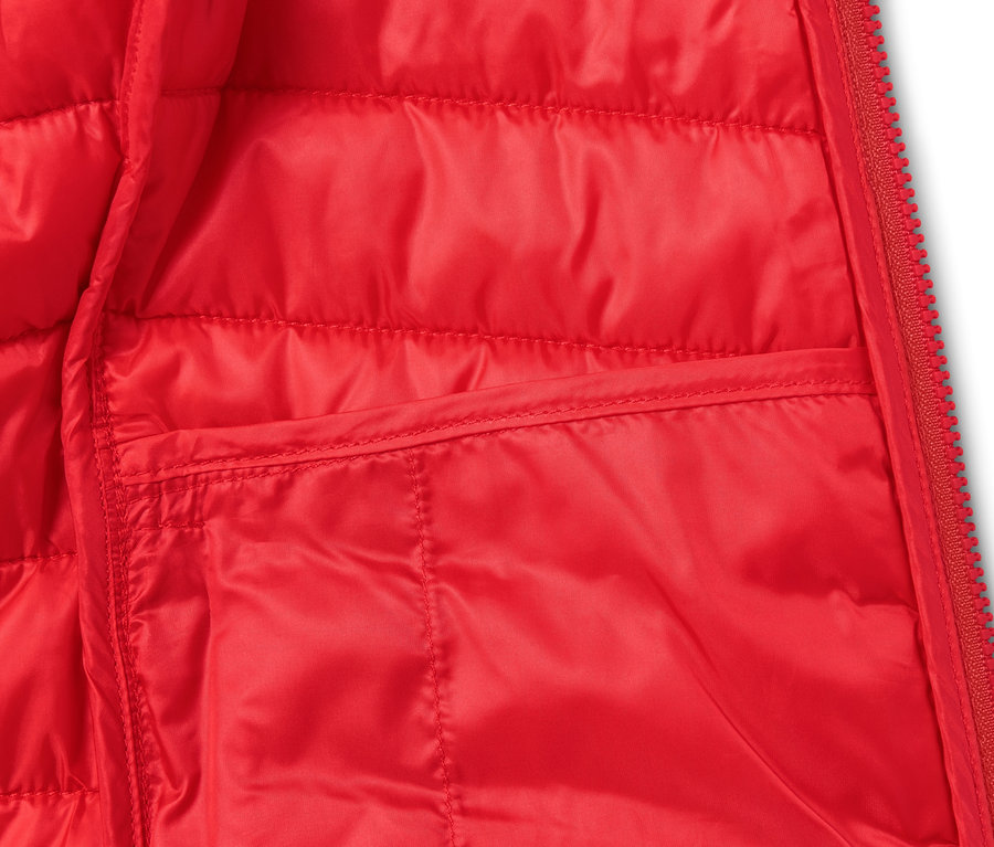 Cepli, kırmızı, dik yakalı kapitone montun yakın çekimi.