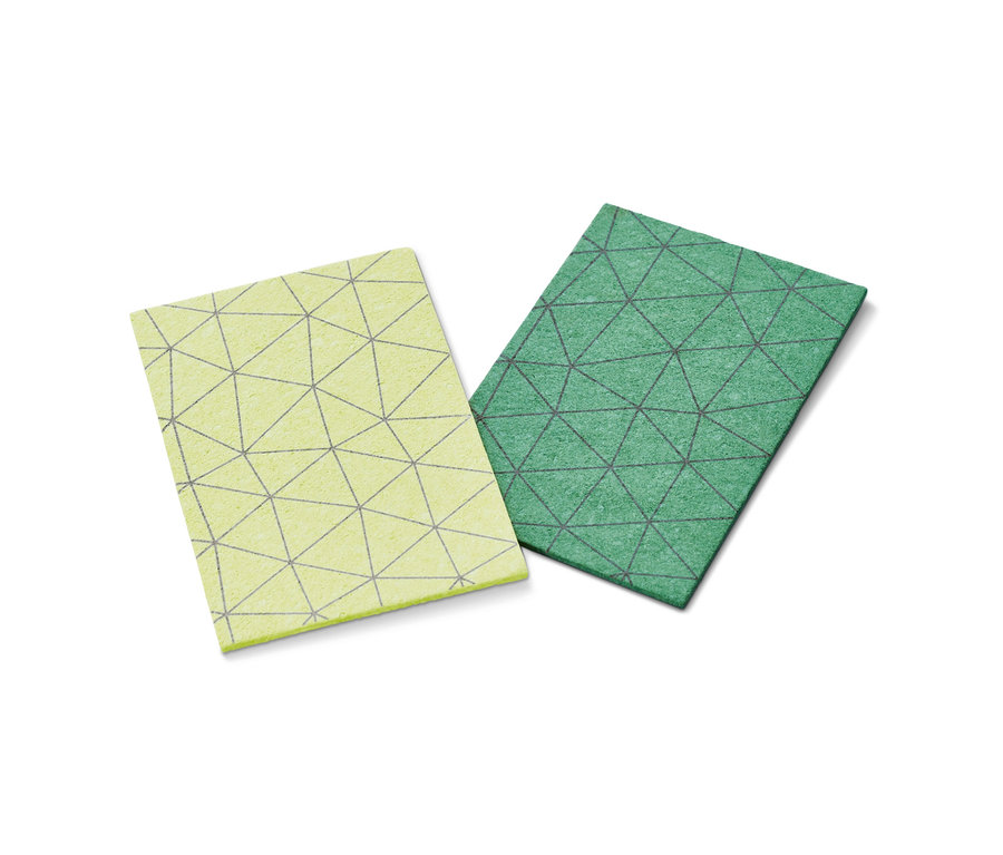 Geometrik desenli iki adet Pop-Up Sünger beyaz bir yüzeyde duruyor.