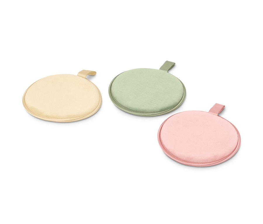 Bej, yeşil ve pembe renklerde üç adet ekstra büyük, tekrar kullanılabilir makyaj temizleme pedi.