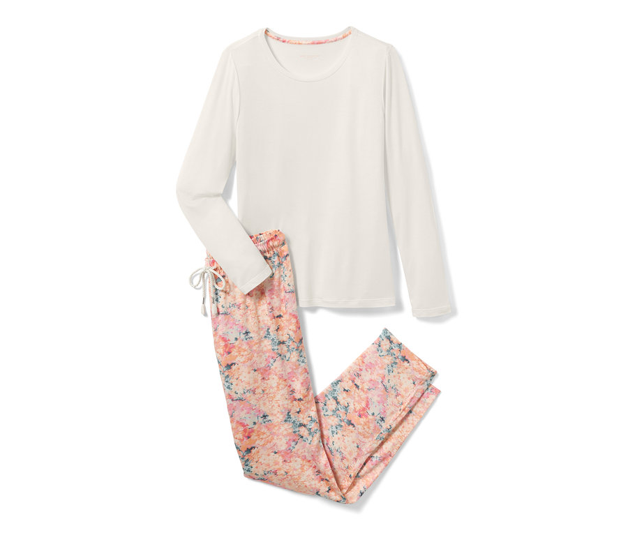 Uzun kollu beyaz pijama ve çiçekli pantolon