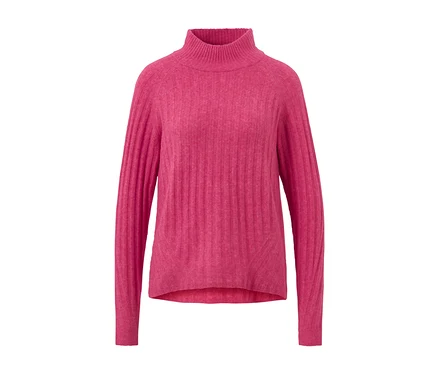 Yakından çekilmiş, pembe, dik yakalı, ribana örgü kazak.