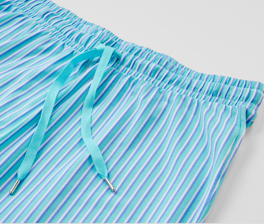 Açık mavi büzgülü, mavi ve beyaz çizgili bir pijamanın detayı.