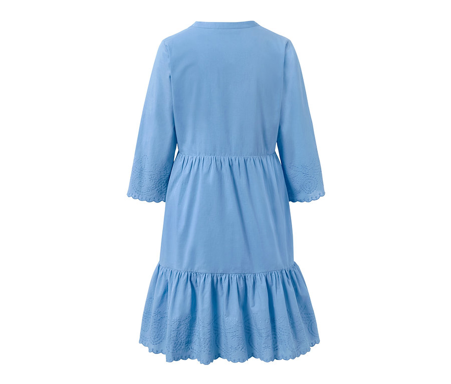 Arkadan görünümüyle nakışlı, açık mavi dokuma elbise.