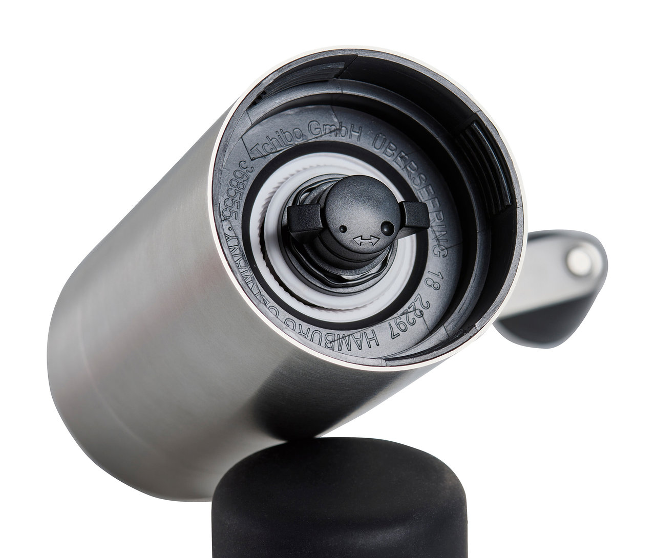 Gümüş rengi manuel kahve değirmeninin detayı.