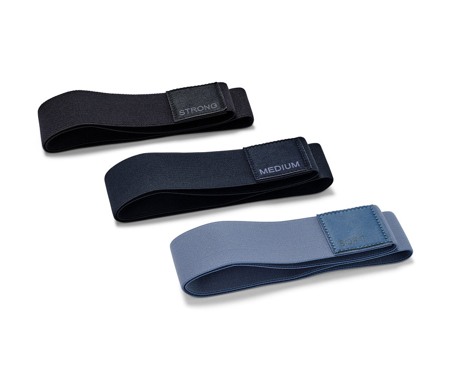 Üç adet antrenman bandı: Siyah (güçlü), koyu mavi (orta) ve açık mavi (hafif).