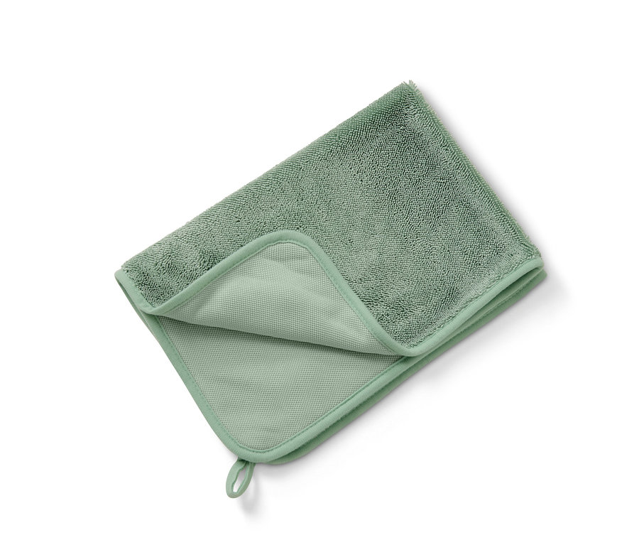 Katlanmış, yeşil emici kurulama bezi.