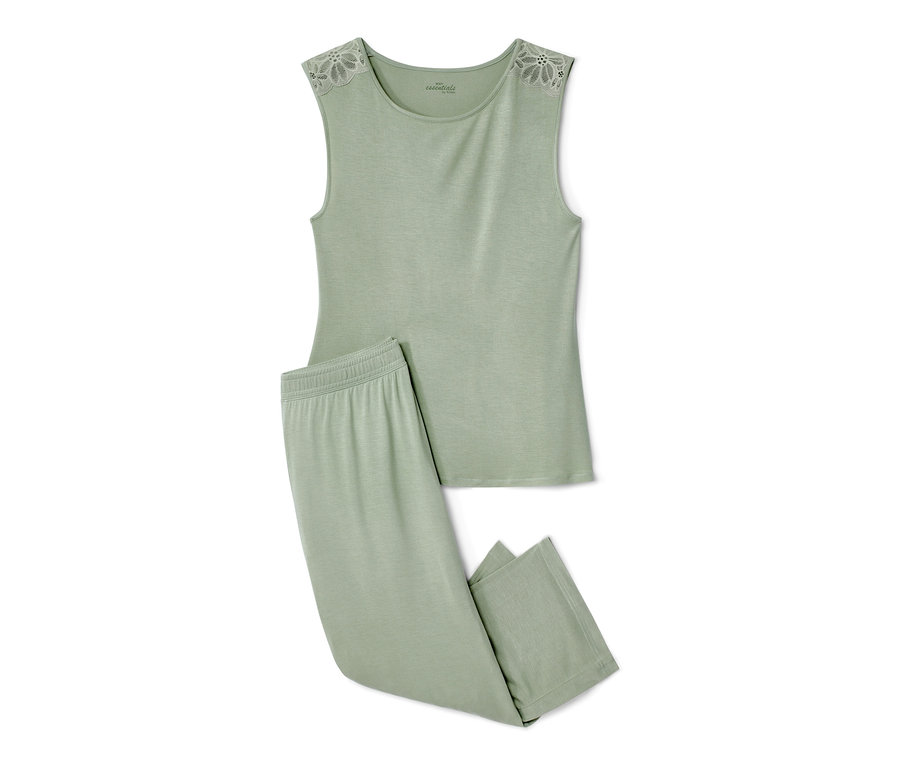 Omuzlarında dantel detayı olan yeşil renkli pijama, beyaz bir arka plan üzerinde duruyor.