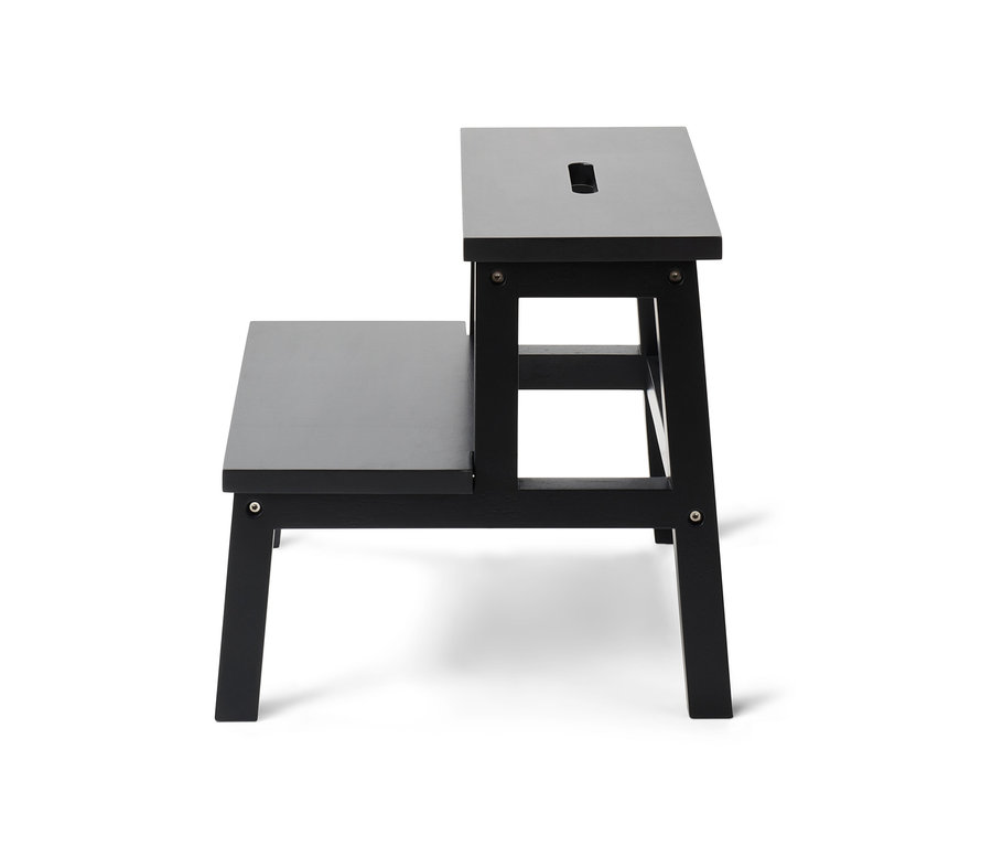 Beyaz bir arka plan üzerinde 2 basamaklı siyah bir tabure.