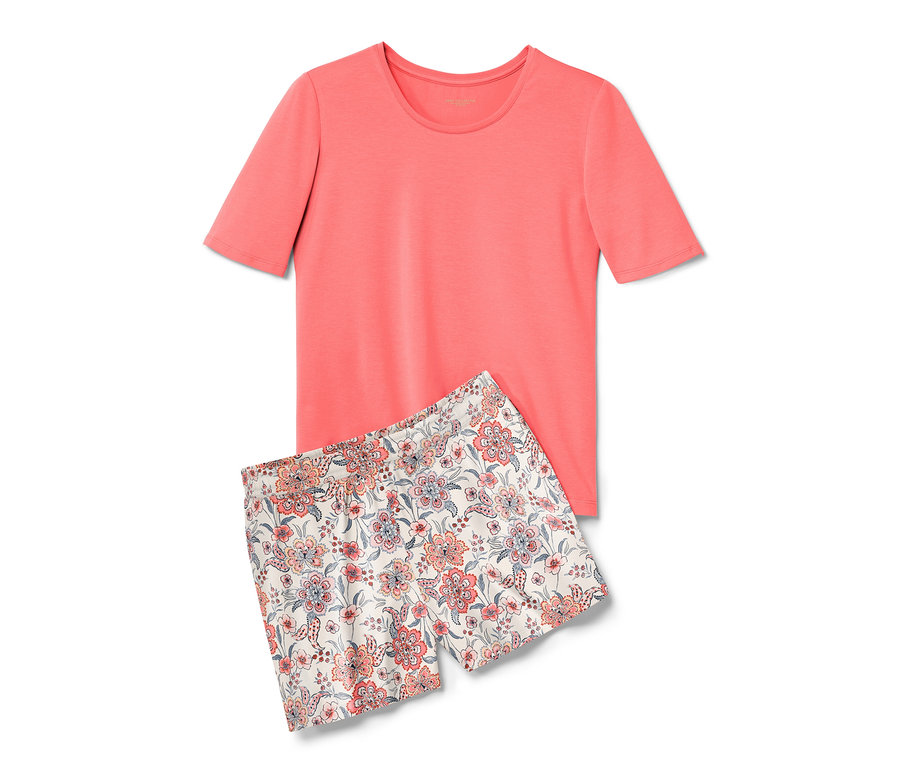 Papaya rengi kısa kollu tişört ve çiçekli şorttan oluşan şortlu pijama takımı üst üste duruyor