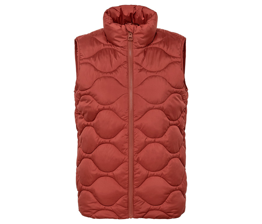 Ortasında fermuarı olan kahverengi kapitone yelek.