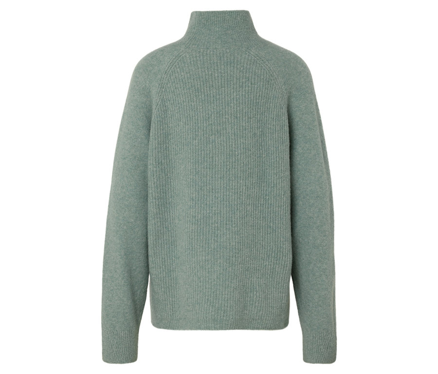 Balıkçı yaka açık yeşil örgü kazağın arka görünümü.