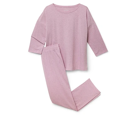 Pembe uzun kollu pijama ve pantolon beyaz bir arka plan üzerinde duruyor.