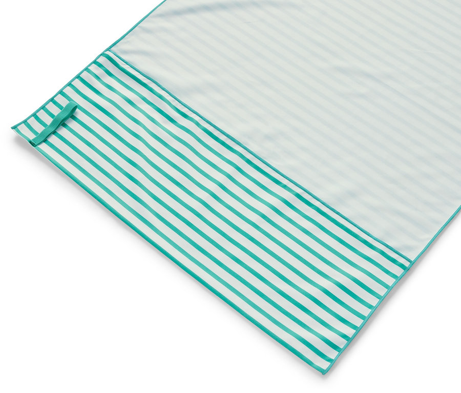Turkuaz ve beyaz çizgili outdoor havlu.