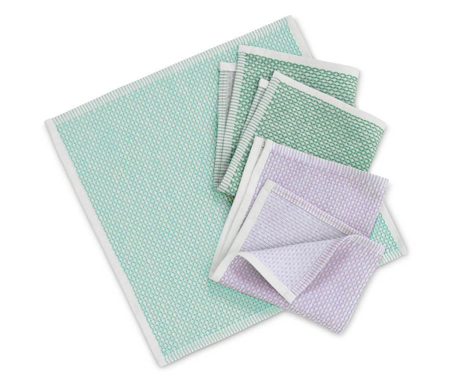 Beyaz bir arka planda katlanmış, beyaz kenarlı, çeşitli renkli kumaş peçeteler.