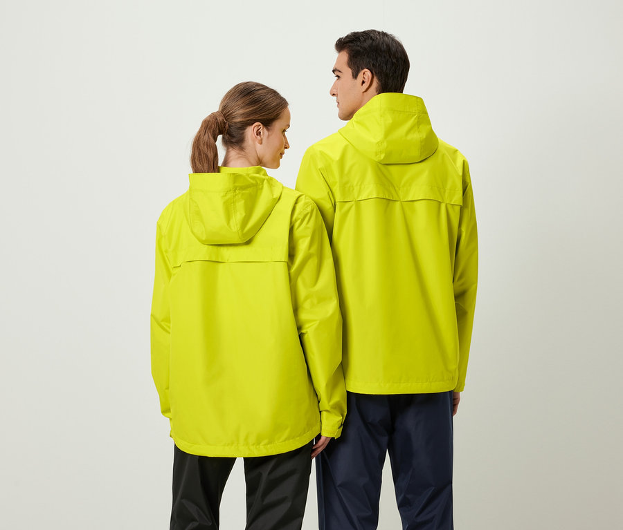 Arkadan: Kadın ve erkek sarı renkli, kapüşonlu yağmurluk giyiyorlar.