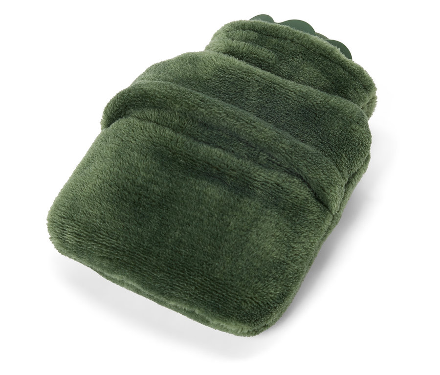 Yeşil, pelüş kaplı bir sıcak su torbası beyaz bir yüzeyde duruyor.