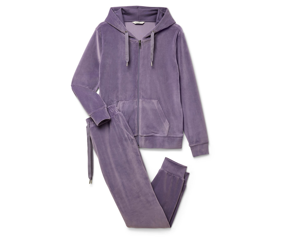 Mor renkli, fermuarlı kapüşonlu ve uzun pantolondan oluşan Niki Ev Eşofman Takımı beyaz bir zeminde duruyor.