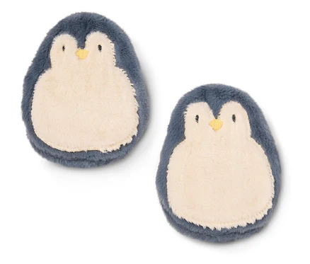 Beyaz arka planda iki pelüş penguen.