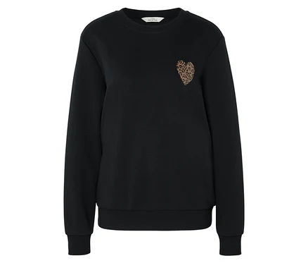 Göğsünde küçük bir kalp olan siyah sweatshirt.