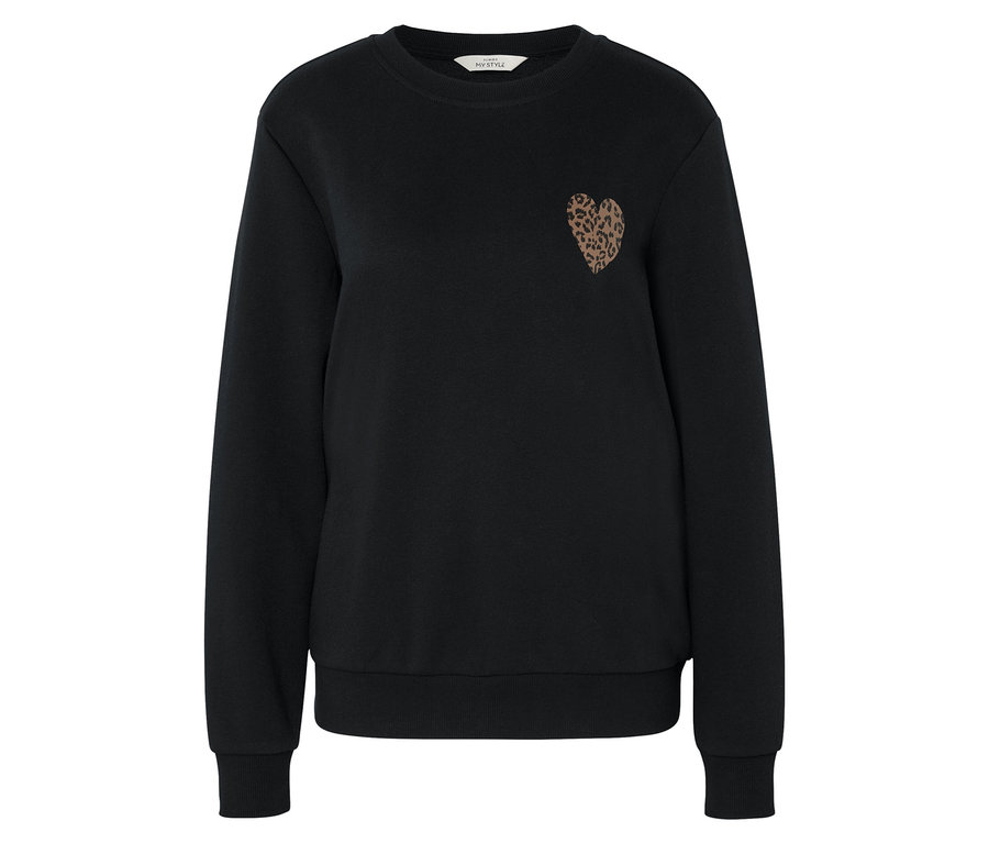 Göğsünde küçük bir kalp olan siyah sweatshirt.