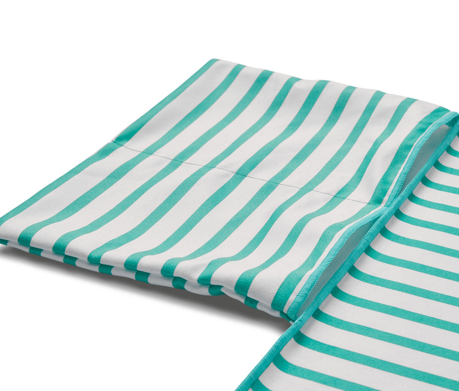 Beyaz bir arka plan üzerinde katlanmış çizgili bir outdoor havlu.